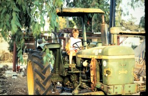 טרקטור במגרש המשחקים